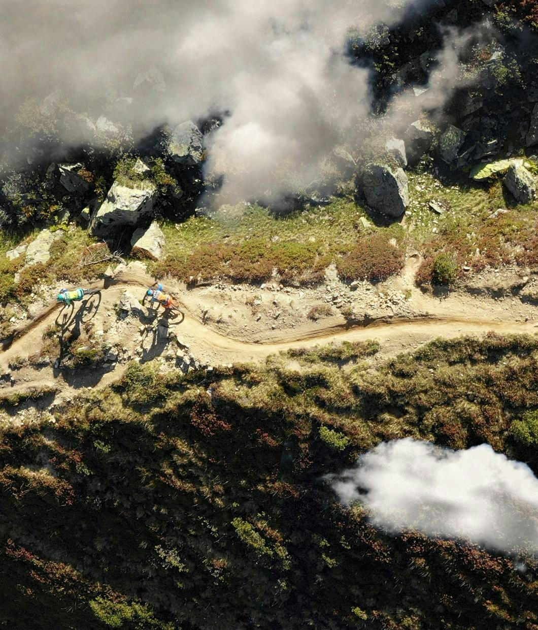 Drohnenaufnahme von einer Mountainbike-Strecke mit Wolken. © pexels.com