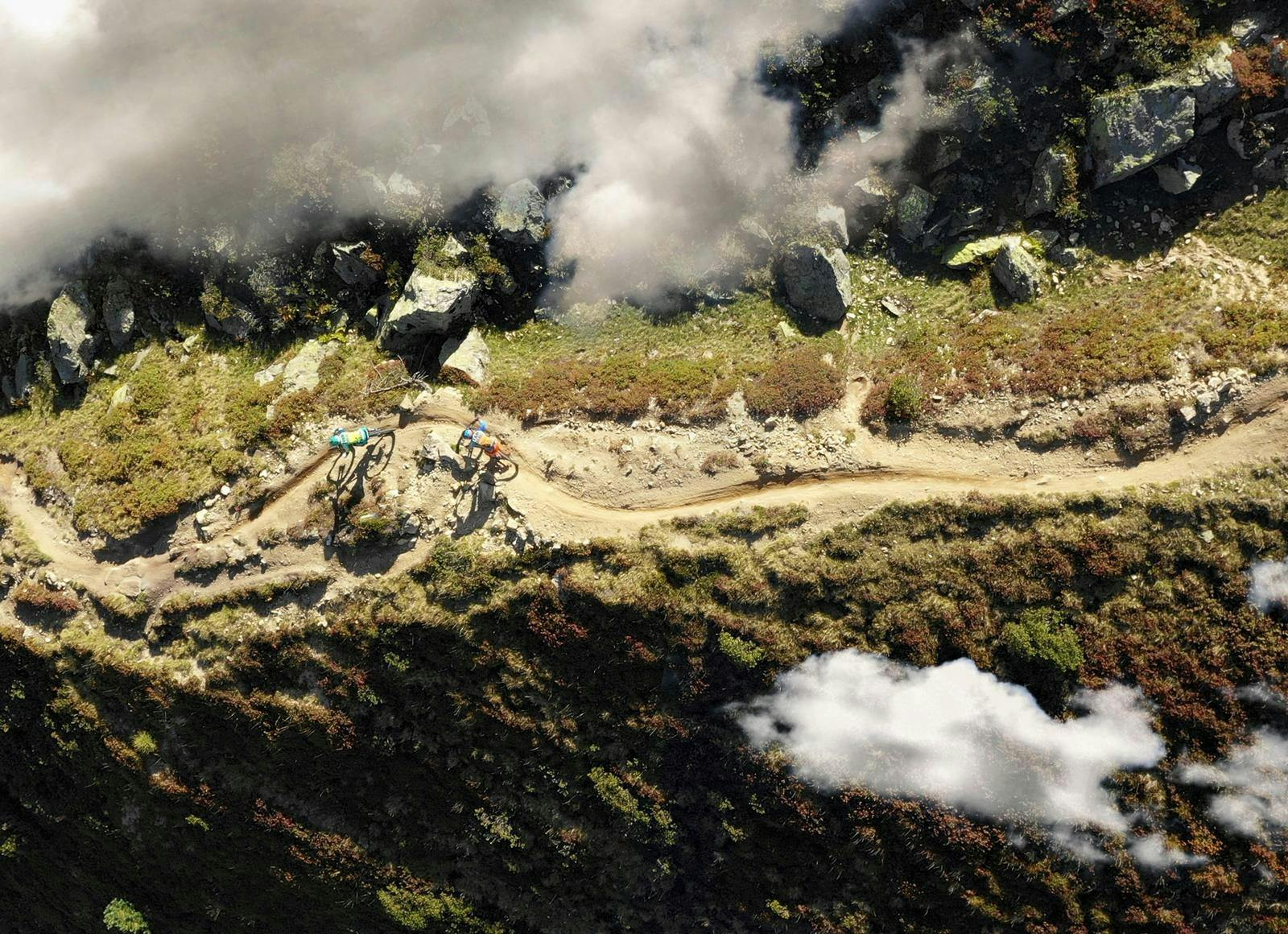 Drohnenaufnahme von einer Mountainbike-Strecke mit Wolken. © pexels.com