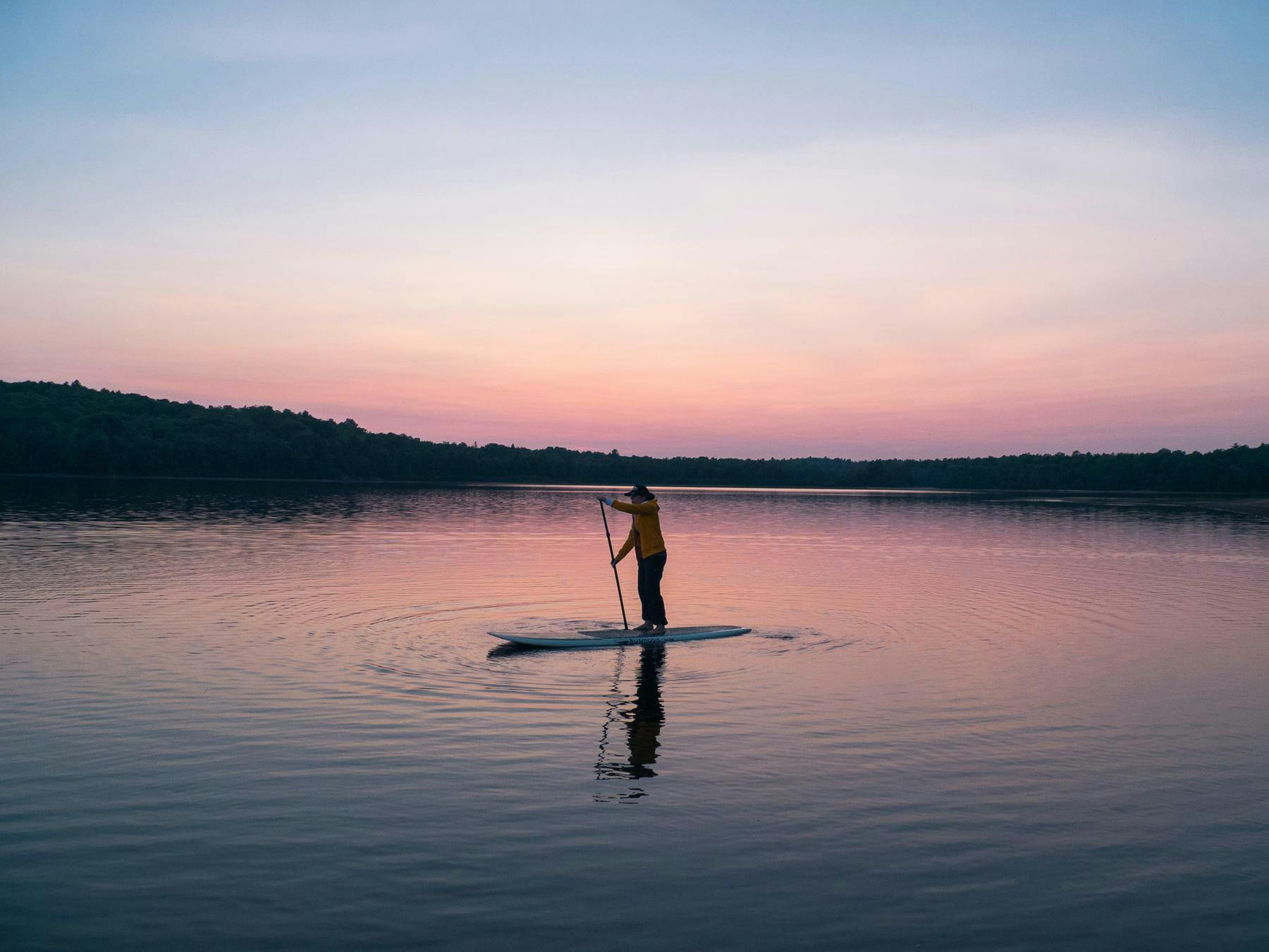 Frau beim Standup Paddlen auf einem See.  © pexels.com